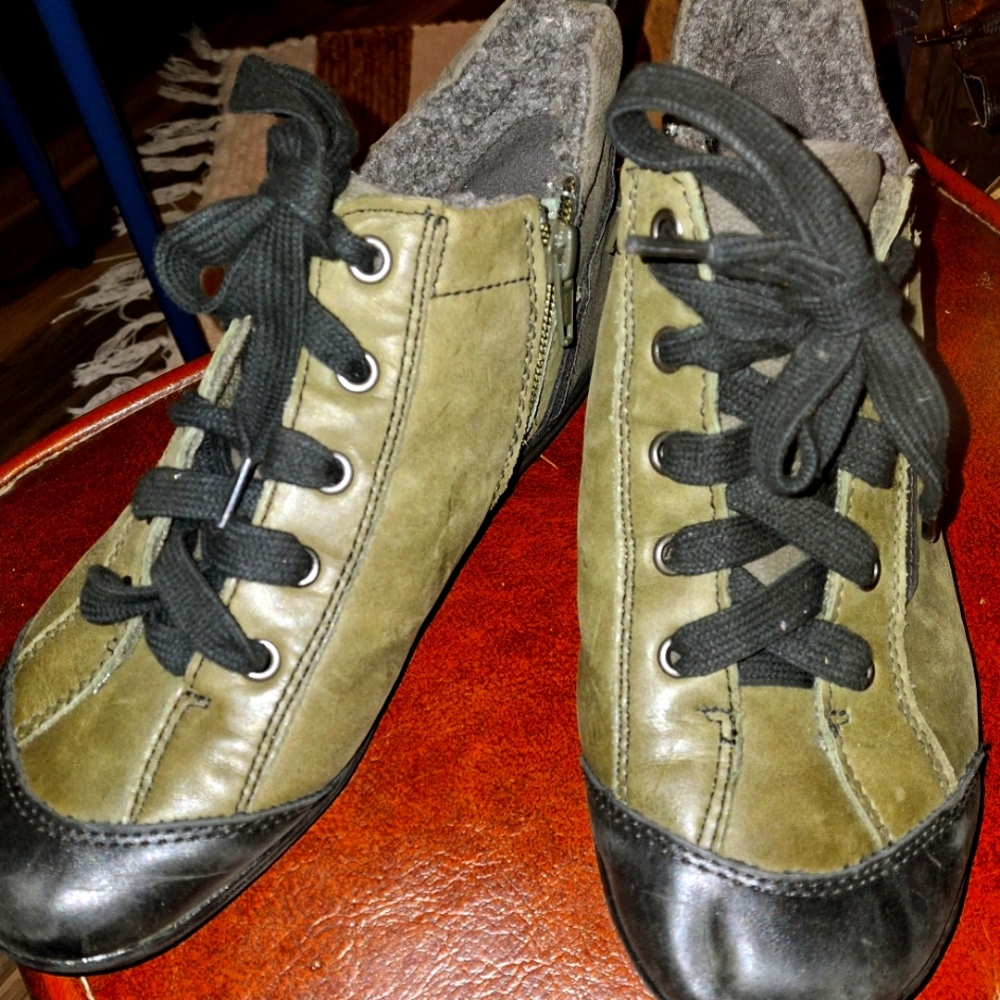 PLANET BOOTS! SUPER CUTE,  WORN 1X.. runs a little smaller than 8..